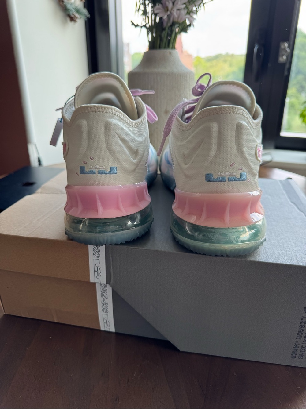 Nike x Atmos LeBron 18 “Cherry Blossom” CV7562-101 - Picture 7 of 9